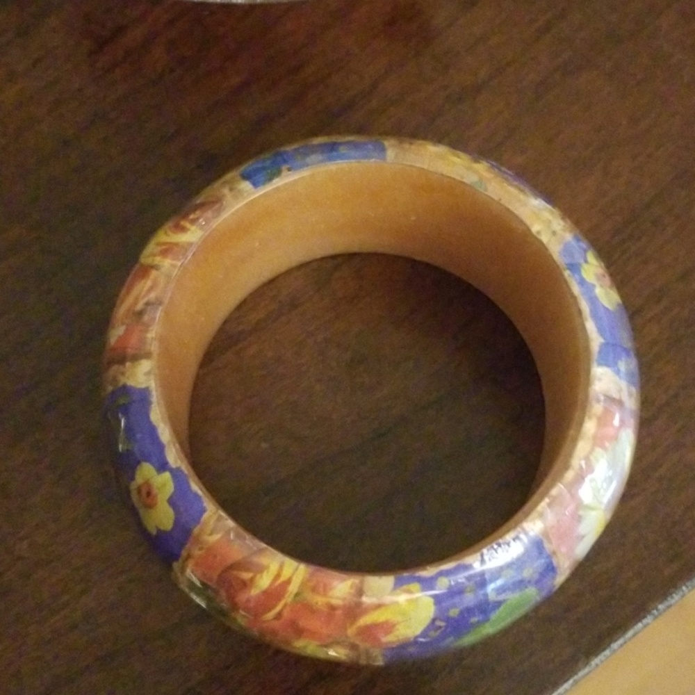 $5 ITEM. Pretty bangle Bracelet. MUST BUNDLE WITH TWO OTHER ITEMS - Picture 6 of 7
